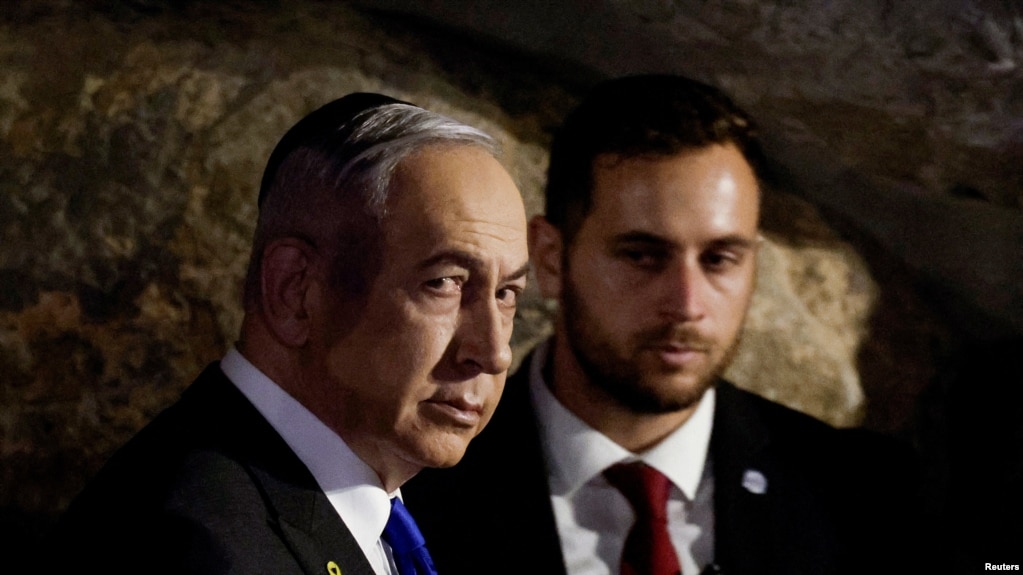 El primer ministro israelí, Benjamin Netanyahu, asiste a una ceremonia el día de Conmemoración del Holocausto en el Salón de la Conmemoración de Yad Vashem, el Centro Mundial de Conmemoración del Holocausto, en Jerusalén, el 6 de mayo de 2024. REUTERS