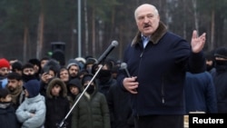 ARCHIVO - El presidente bielorruso, Alexander Lukashenko, habla con los migrantes mientras visita el centro de transporte y logística Bruzgi en la frontera entre Bielorrusia y Polonia, en la región de Grodno, Bielorrusia, el 26 de noviembre de 2021.
