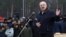 ARCHIVO - El presidente bielorruso, Alexander Lukashenko, habla con los migrantes mientras visita el centro de transporte y logística Bruzgi en la frontera entre Bielorrusia y Polonia, en la región de Grodno, Bielorrusia, el 26 de noviembre de 2021.