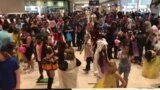 ئامادەکاری بۆ هالۆوین لە شاری هێرسنبێرگی ویلایەتی ڤێرجینیا
