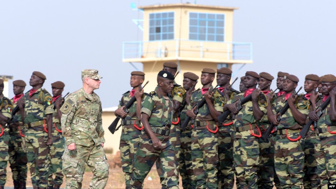 General Amadou Kane wa Senegal na General Donald Bolduc wa Amerika binjira ikambi ya gisirikare muri senegal, mu 2016