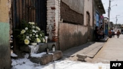 Vista del lugar donde familiares del candidato Israel Delgado colocaron una ofrenda luego de su asesinato en el municipio de Cuitzeo, estado de Michoacán, México, el 2 de junio de 2024. 