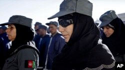 2012年12月20日阿富汗女警察参加毕业典礼在喀布尔