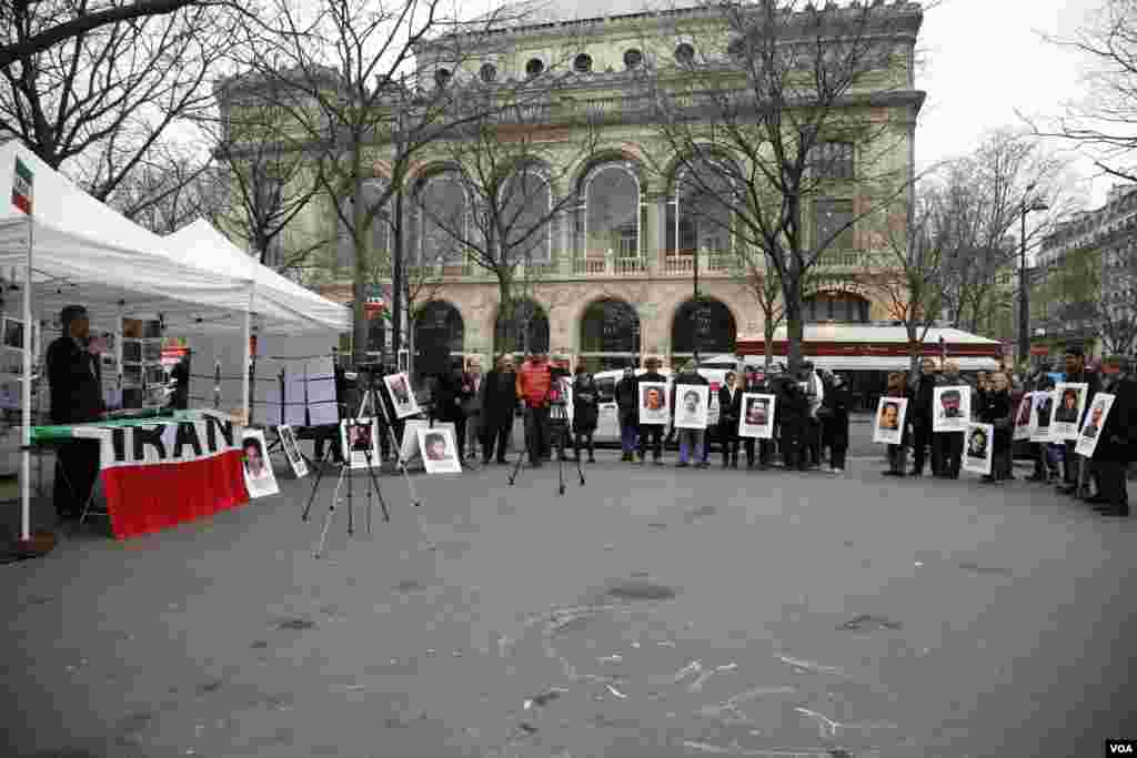 حاضران حاضران پلاکاردهای با عکس هایی از زندانیان سیاسی و عقیدتی در ایران را به گردن انداخته بودند.