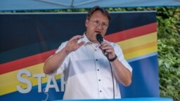 Aşırı sağcı Almanya için Alternatif (AfD) Partisinden Robert Sesselmann 25 Haziran 2023'te Almanya'nın doğusundaki Sonneberg kentinde düzenlenen seçim etkinliğinde konuşuyor