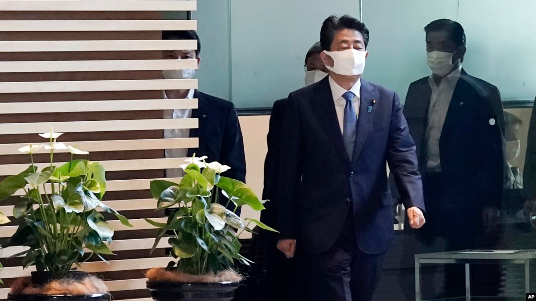 Thủ tướng Nhật bản Shinzo Abe đeo khẩu trang, tại Văn phòng Thủ tướng ở Tokyo hôm thứ Sáu 28/8/2020. Ông là thủ tướng tại chức lâu năm nhất của Nhật Bản. (AP Photo/Eugene Hoshiko)