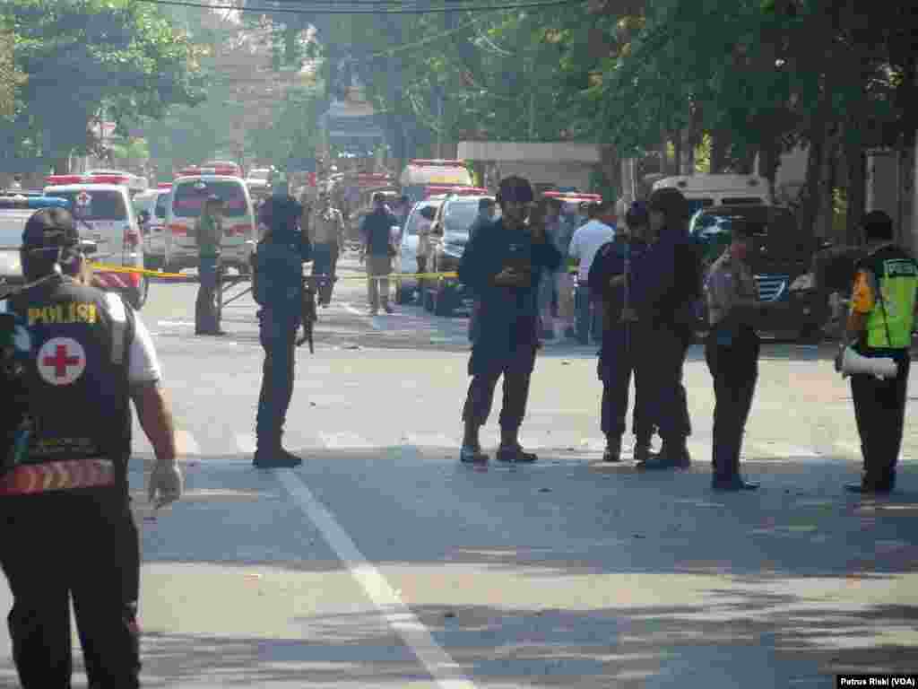 Pengamanan polisi di lokasi kejadian di depan Geraja Katolik Santa Maria Tak Bercela, Ngagel, Surabaya (foto: VOA/Petrus Riski)