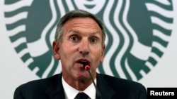 Starbucks Chairman and CEO Howard Schultz speaks during a news conference at a hotel in Bogota, Aug. 26, 2013. 