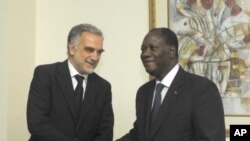 Babban lauyan shigar da kara a kotun duniya, Luis Moreno-Ocampo ya na gaisawa da shugaban kasar Cote d'Ivoire Alassane Ouattara a birnin Abdidjan.