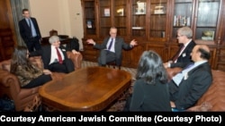 Para anggota Dewan Penasihat Yahudi Muslim bertemu dengan pemimpin mayoritas Senat Demokrat Chuck Schumer di Washington (1/2).