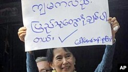 លោក​ស្រី​ អង់ សាន ស៊ូ​គ្យី​ (Aung San Suu Kyi) ត្រូវ​បាន​រដ្ឋាភិបាល​យោធា​ភូមា​ដោះ​លែង​ពី​ការ​ឃុំ​ឃាំង​ផ្សេងៗ​​​​​​​អស់​ ​រយៈពេល​ប្រហែល​២០​ឆ្នាំ។