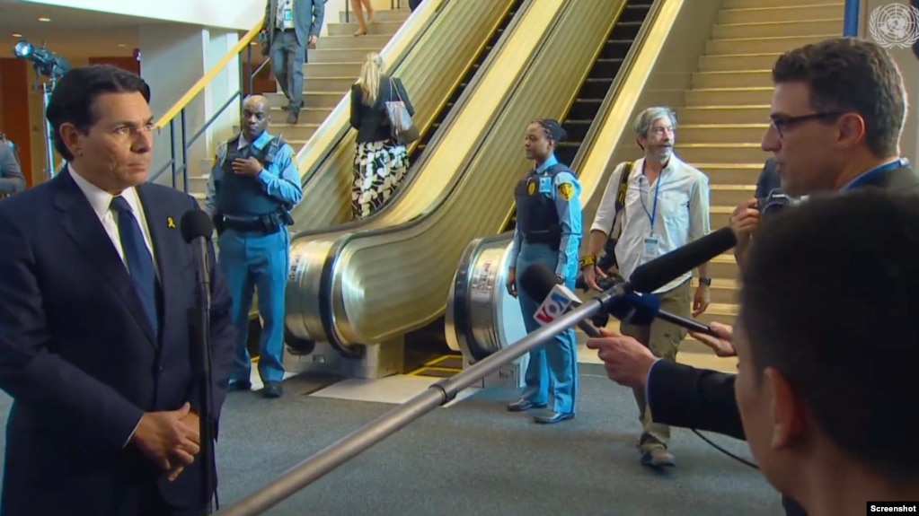 تصویر گرفته شده از کانال سازمان ملل سفیر اسرائیل، دنی دانون (چپ) را در گفت‌وگو با خبرنگار صدای آمریکا، مایکل لیپین، نشان می‌دهد.