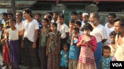 Warga dan anak-anak Rohingya di Sittwe, Myanmar (foto: dok). Masa depan anak-anak Rohingya Myanmar tampak suram dengan makin dipersulitnya mereka untuk bisa mengenyam pendidikan.