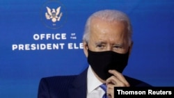 조 바이든 미국 대통령 당선인이 마스크를 착용한 채 생각에 잠겨있다. (자료사진)