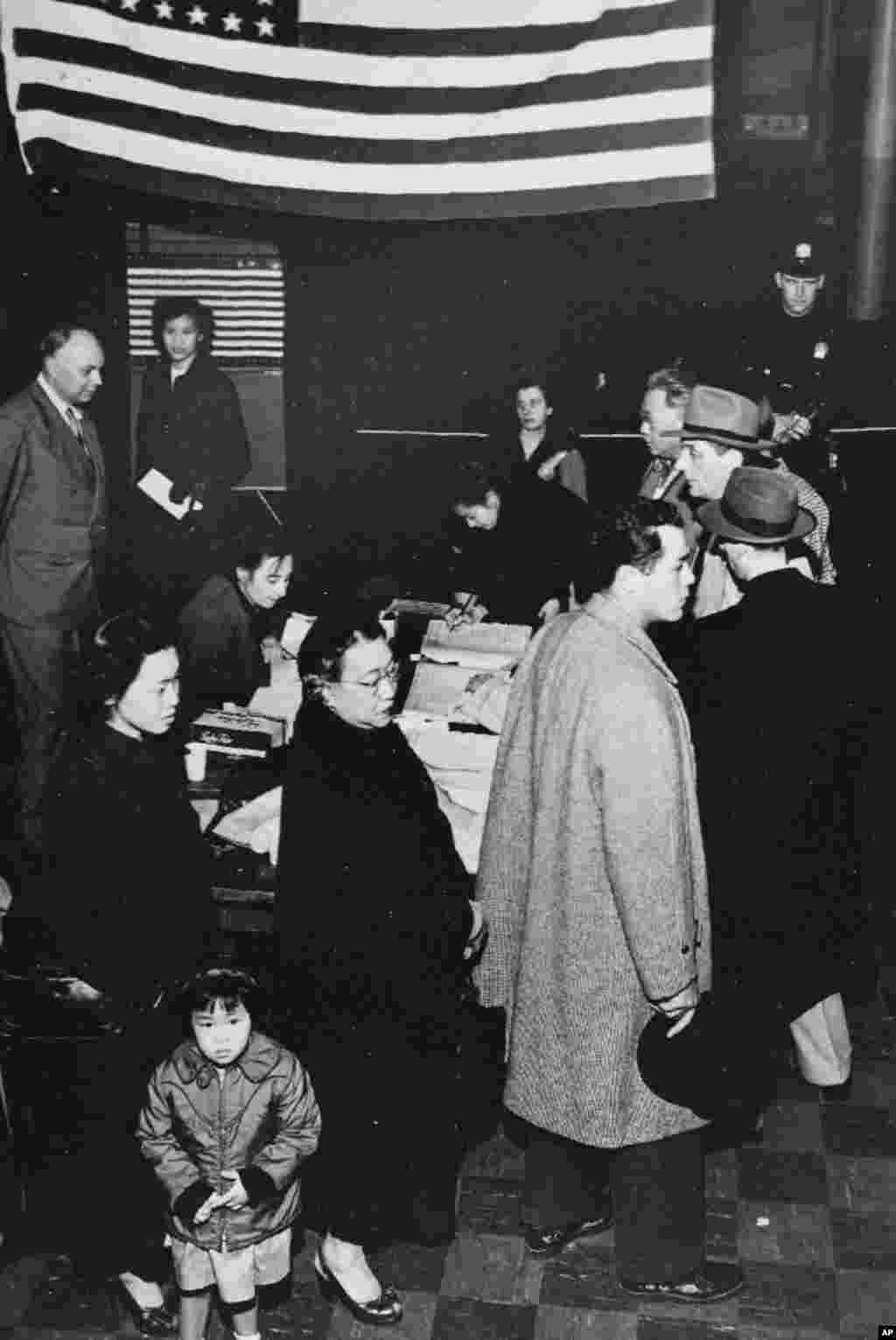 老照片回顾：美国之音中文广播70年