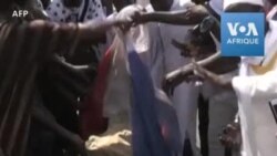 Caricatures: des manifestants brûlent le drapeau français à Dakar