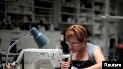 یک دوزنده آمریکایی در کارخانه تولید لباس «کارن کین» در کالیفرنیا