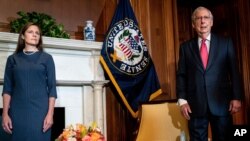 La juge Amy Coney Barrett, candidate du président Donald Trump à la Cour suprême, au centre, rencontre le chef de la majorité au Sénat, Mitch McConnell, au Capitole, le 29 septembre 2020 à Washington.