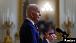 Presiden AS Joe Biden menyampaikan pidato dari Gedung Putih, Washington, pada 6 Februari 2024. (Foto: Reuters/Evelyn Hockstein)