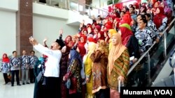 Presiden Joko WIdodo dalam kunjungan ke kampus Unisa Yogyakarta, melakukan swafoto bersama para dosen Unisa yang sekitar 85 persen perempuan. Kaukus Indonesia untuk Kebebasan Akademik (KIKA) mendorong dosen membentuk serikat. (Foto: VOA)