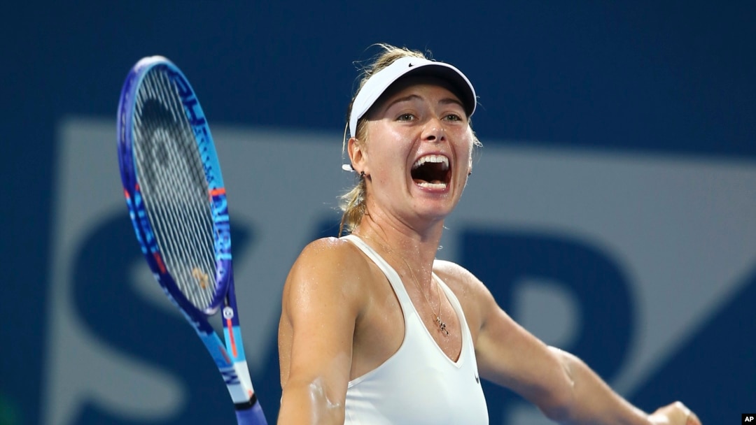 ARCHIVO - Maria Sharapova celebra tras vencer a Ana Ivanovic en la final del torneo de Brisbane, Australia, el 10 de enero de 2015