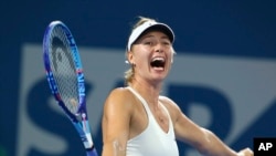 ARCHIVO - Maria Sharapova celebra tras vencer a Ana Ivanovic en la final del torneo de Brisbane, Australia, el 10 de enero de 2015