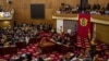  La présidente de la Chambre des représentants des États-Unis, Nancy Pelosi, prononce un discours au parlement du Ghana, à Accra, le 31 juillet 2019. 