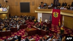  La présidente de la Chambre des représentants des États-Unis, Nancy Pelosi, prononce un discours au parlement du Ghana, à Accra, le 31 juillet 2019. 