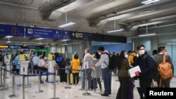 Foreign tourists arrive at Suvarnabhumi Airport during the first day of the country's reopening campaign, part of the government's plan to jump start the pandemic-hit tourism sector in Bangkok, Thailand November 1, 2021. REUTERS/Chalinee Thirasupa