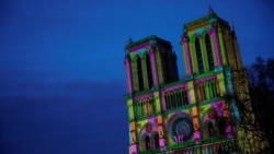 Cahaya menghiasi fasad Katedral Notre-Dame di Paris pada malam menjelang upacara pembukaan kembali, hampir 5,5 tahun setelah kebakaran melanda mahakarya Gotik tersebut, Paris, Prancis, 6 Desember 2024. (Foto: Reuters)