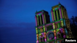 Cahaya menghiasi fasad Katedral Notre-Dame di Paris pada malam menjelang upacara pembukaan kembali, hampir 5,5 tahun setelah kebakaran melanda mahakarya Gotik tersebut, Paris, Prancis, 6 Desember 2024. (Foto: Reuters)