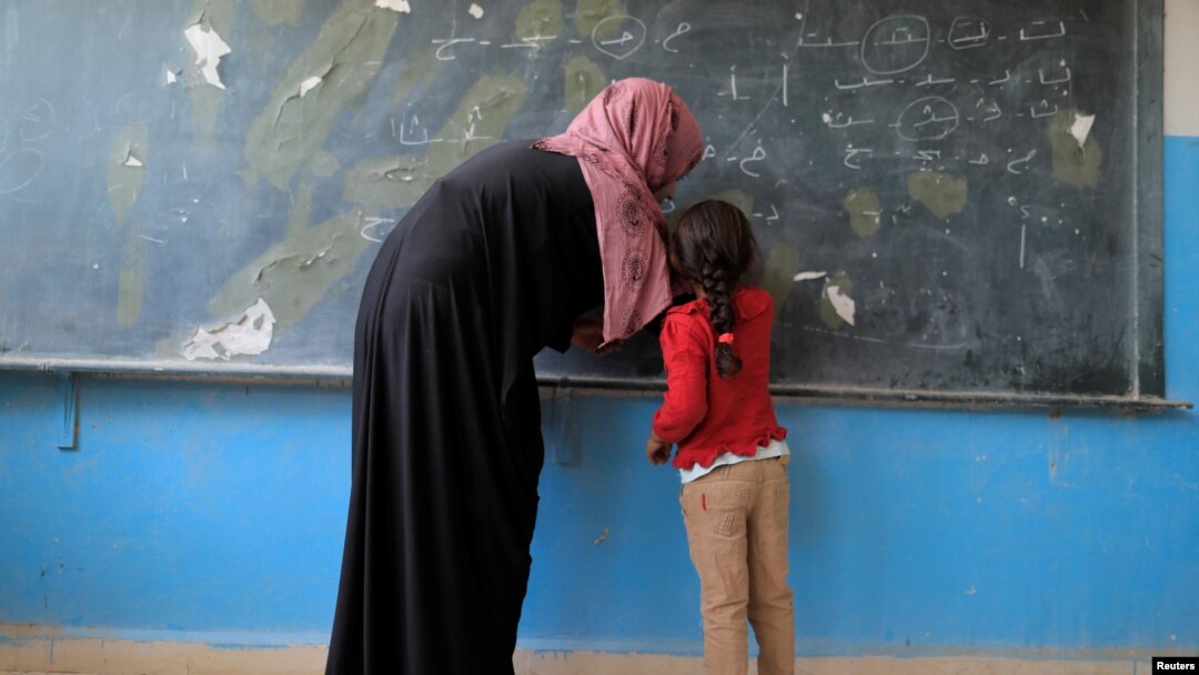 Seorang gadis menghadiri kelas pertamanya segera setelah mereka terdaftar di sekolah di Hazema North Raqqa, Suriah, 21 Agustus 2017, sebagai ilustrasi. (Foto: REUTERS/Zohra Bensemra)