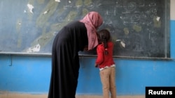 Seorang gadis menghadiri kelas pertamanya segera setelah mereka terdaftar di sekolah di Hazema North Raqqa, Suriah, 21 Agustus 2017, sebagai ilustrasi. (Foto: REUTERS/Zohra Bensemra)