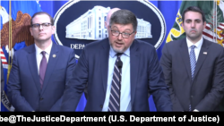 美国司法部副部长伍德沃德在华盛顿宣布起诉四家中国集装箱制造公司及其七名高管违反美国反垄断法。(2026年5月9日)