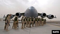 NATO gia hạn sứ mạng tại Afghanistan qua việc giữ 12.000 binh sĩ ở lại cho đến hết năm 2016.