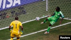 Le Nigérian Victor Moses dégage la balle près de la ligne du but lors du Mondial 2014, au stade national de Brasilia, Brésil, 30 juin 2014. 