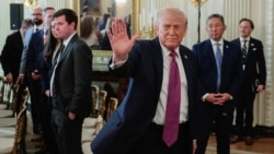 唐纳德·特朗普总统在白宫的国宴厅向全美大学体育协会(NCAA)全国冠军队发表讲话后，在离场时向众人挥手致意。(2026年4月21日)