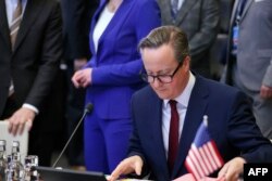 El secretario de Asuntos Exteriores británico, David Cameron, participa en una reunión del Consejo OTAN-Ucrania en la sesión de Ministros de Asuntos Exteriores en la sede de la Alianza en Bruselas el 4 de abril de 2024.