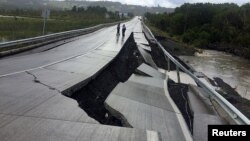 Sebuah jalan yang rusak tampak setelah guncangan gempa (25/12) di Tarahuin, Pulau Chiloe, Chile bagian selatan. (Foto: REUTERS/Alvaro Vidal).