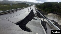 Разрушенная землетрясением дорога в местечке Тарахуин на острове Чилое. Чили. 25 декабря 2016 г.