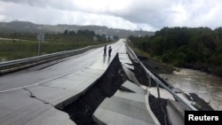 Jalan yang rusak akibat gempa di Tarahuin, pulau Chiloe, Chile selatan, 25 Desember 2016. 