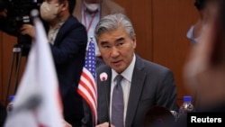 资料照：美国朝鲜事务特别代表金圣（Sung Kim）在韩国首尔与韩日两国特使举行的一次会议上讲话。（2022年6月3日）