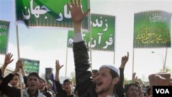 Para demonstran meneriakkan slogan anti-Amerika dalam unjuk rasa di Kabul, Afghanistan, Jumat (1/4).