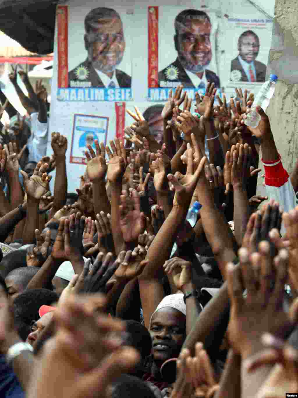 Wafuasi wa CUF wakionesha alama ya ushindi mbele ya bango la Seif Shariff Stone Town 2005