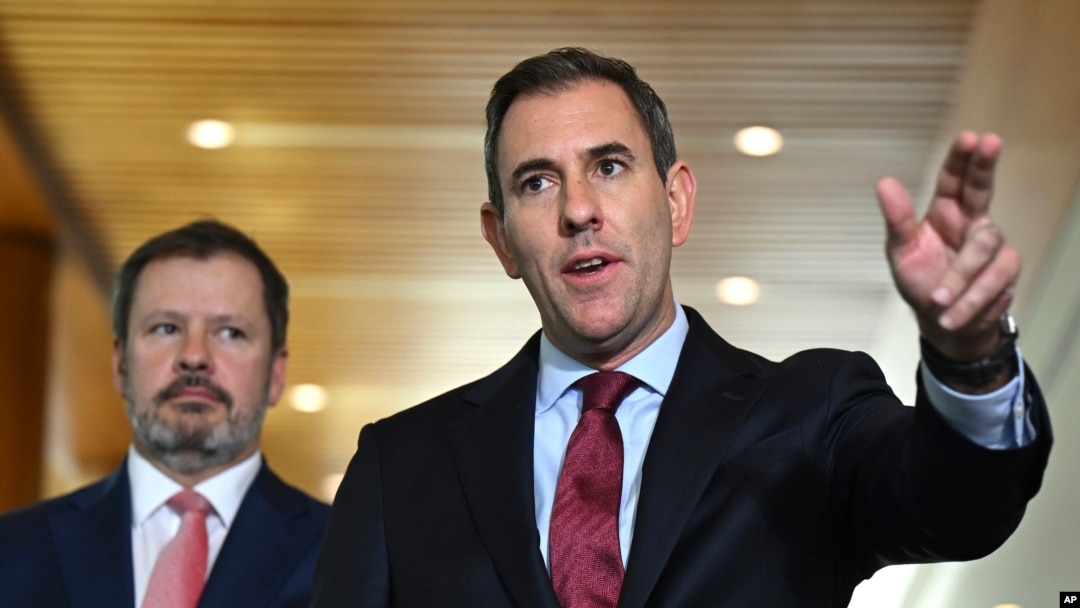 El tesorero australiano Jim Chalmers (derecha) durante una conferencia de prensa con el ministro de la Industria, Ed Husic, en el Parlamento, en Canberra, Australia, el viernes 22 de noviembre de 2024.