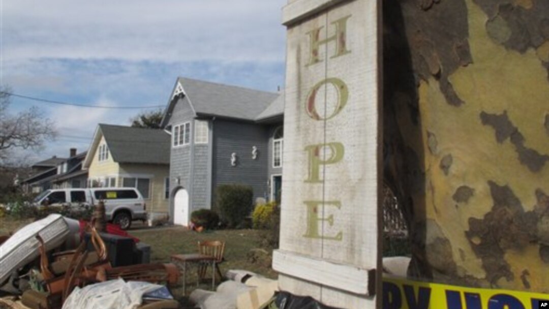 Suasana di depan rumah yang porak poranda di wilayah Point Pleasant Beach, New Jersey (5/11). Badai kuat "Nor'easter" diperkirakan akan kembali melanda pantai timur Amerika, Rabu (7/11), seminggu pasca hantaman badi Sandy. 