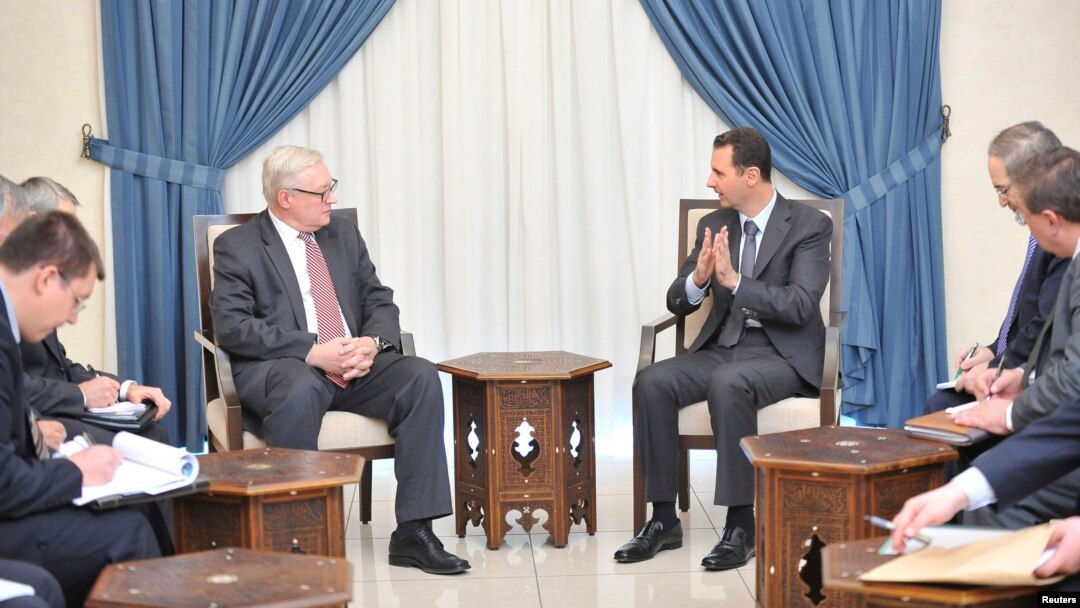 Presiden Suriah Bashar al-Assad (kanan) dalam pertemuan dengan Wakil Menteri Luar Negeri Rusia Sergei Ryabkov di Damaskus (18/9). 