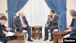 Presiden Suriah Bashar al-Assad (tengah kanan) bertemu dengan wakil Menlu Rusia Sergei Ryabkov (tengah kiri) di Damaskus, 18 September 2013.