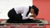 Burmese opposition leader Aung San Suu Kyi pays respect at tomb of her late father, Gen. Aung San, Yangon, July 19, 2012.