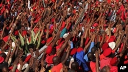 Des partisans du parti EFF (Combattants pour la liberté économique) manifestent devant le bâtiment de la chaine de télévision publique sud-africaine (SABC) à Johannesburg, Afrique du Sud, 29 avril 2014. 